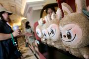 　店頭に並ぶ「ラブブ」のぬいぐるみ＝５月、北京（共同）