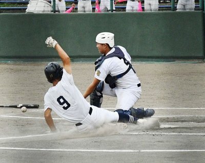 藤井のスクイズで勝ち越しの生還を果たす三走小栗快人