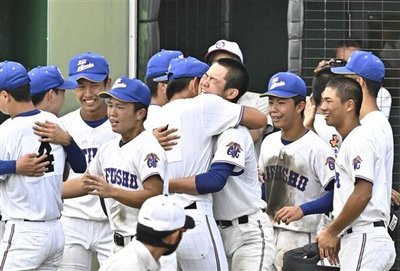 ２年連続で夏の甲子園出場を決め、歓喜する県岐阜商ナイン＝長良川