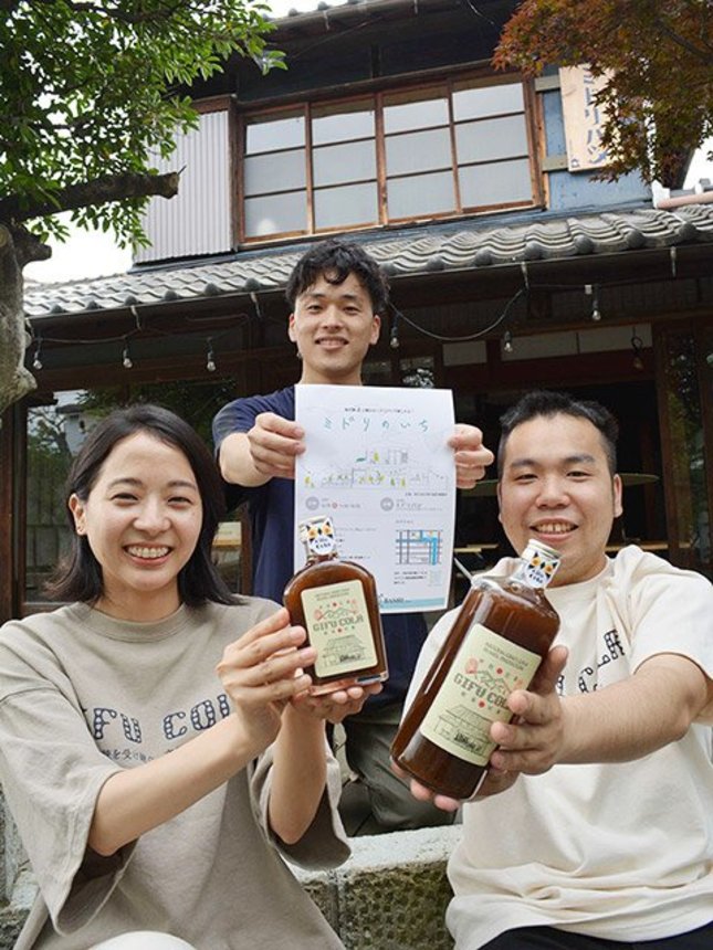 古民家の前で商品やチラシを掲げる起業者ら＝大垣市西外側町、ｅｎｎｏｉｅミドリバシ