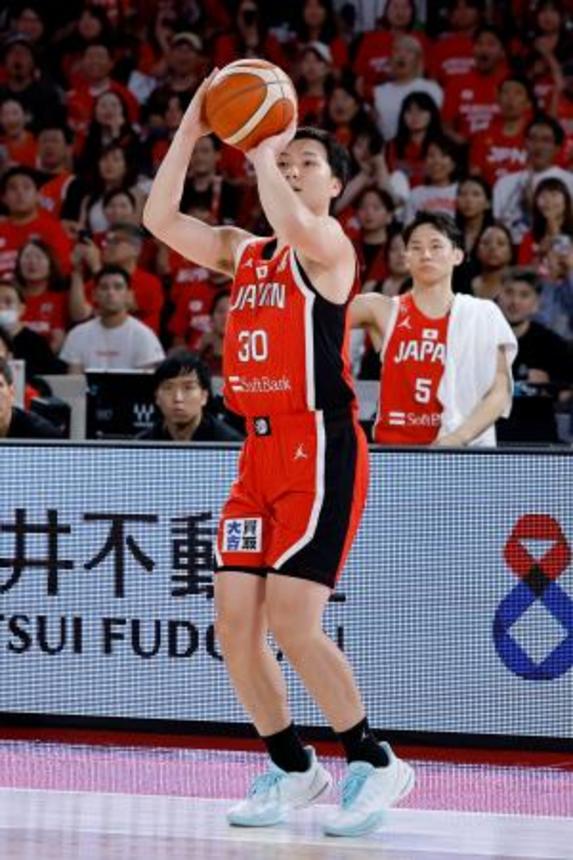 　日本―カタール　第１クオーター、３点シュートを決める富永＝トヨタアリーナ東京