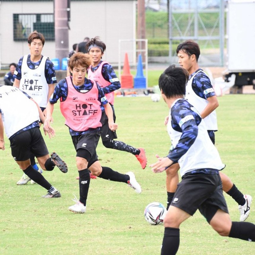 岩手戦に向け調整するＦＣ岐阜の窪田（左から２人目）ら＝１３日、岐阜市北西部運動公園