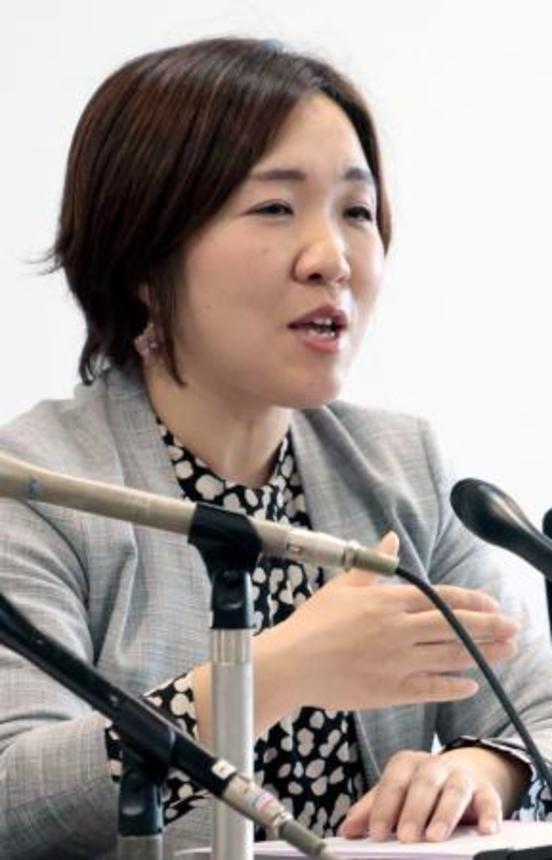 　女性側の敗訴が確定し、記者会見する代理人の寺西環江弁護士＝８日午前、広島市中区