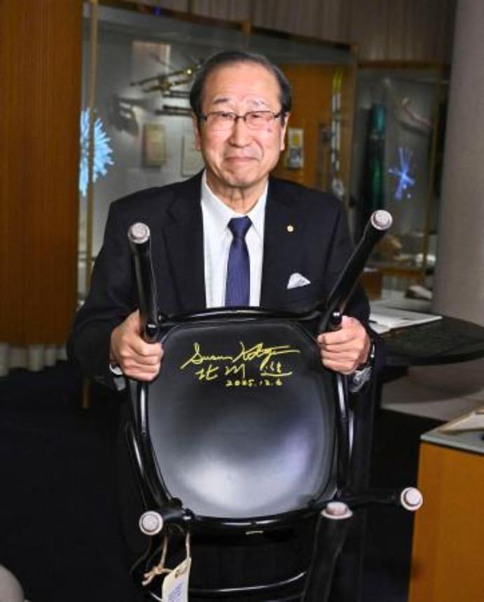 　ストックホルムのノーベル博物館を訪問し、椅子の裏に書いたサインを披露する北川進・京都大特別教授＝６日（ロイター＝共同）