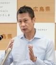　広島県庁で記者会見する湯崎英彦知事＝２９日午後