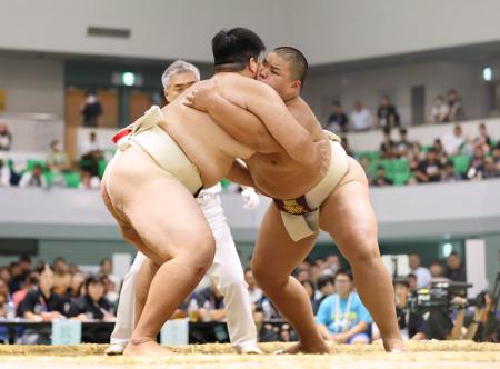 　相撲団体決勝　金沢市工・本間侑亮（左）を攻める鳥取城北・井上泰我。寄り切りで破る＝ヤマタスポーツパーク鳥取県民体育館