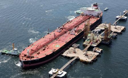 　東京湾の受け入れ施設に到着した、米国産原油を積んだタンカー＝４月