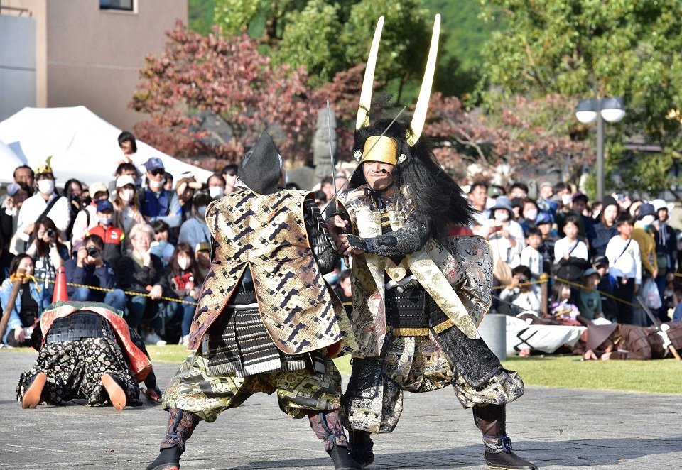 迫力ある戦いを繰り広げる合戦絵巻の参加者＝不破郡関ケ原町関ケ原、ふれあい広場