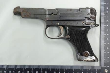 　九四式自動装填式拳銃（島根県警提供）
