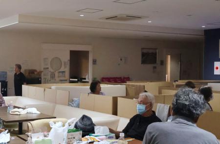 　熊本地震で段ボール製の簡易ベッドが設置された熊本県宇城市の避難所＝８月
