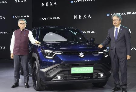 　ＥＶ「ｅビターラ」を発表するスズキの鈴木俊宏社長（左）＝１月、ニューデリー