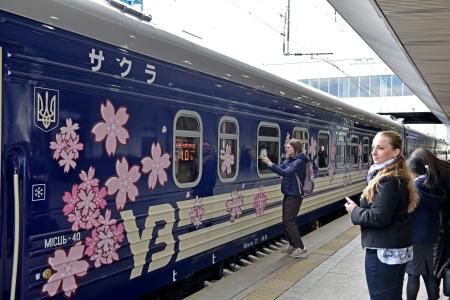 　桜の花びらのイラストでラッピングした列車＝２８日、ウクライナ首都キーウ（共同）