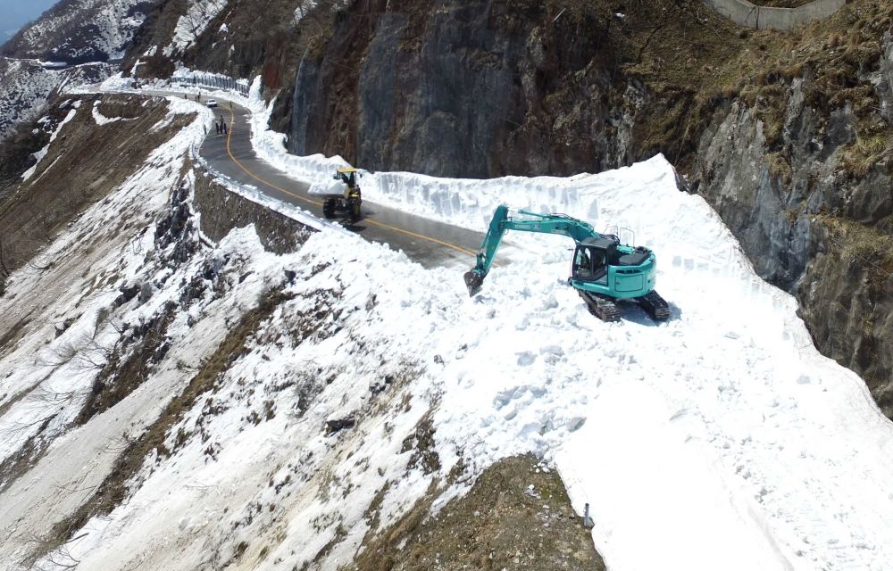 除雪が進む伊吹山ドライブウェイ７合目付近＝５日午前、岐阜・滋賀県境（本社小型無人機より）