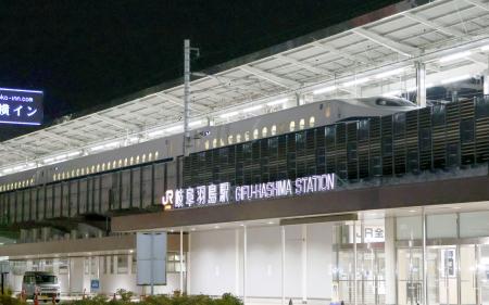 　回送のため、岐阜羽島駅を出発する「こだま７６４号」の車両＝２０日深夜