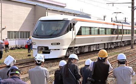 　ＪＲ東海が公開した特急「しなの」向け新型車両「３８５系」＝１２日午後、愛知県春日井市