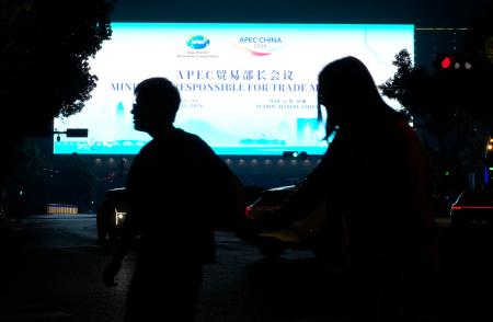 　大型画面に映し出されたＡＰＥＣ貿易相会合の案内＝２２日、中国江蘇省蘇州（共同）