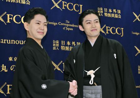 　記者会見の冒頭、ポーズをとる尾上辰之助さん（左）と市川染五郎さん＝２４日午後、東京都千代田区の日本外国特派員協会