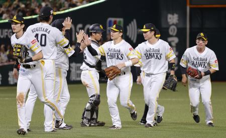 　日本ハムに勝利し、タッチするソフトバンクナイン。優勝へのマジックナンバー「３７」が点灯した＝みずほペイペイドーム