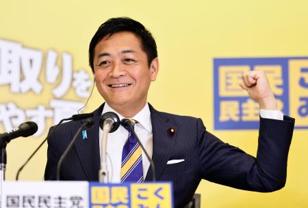 　選挙区での議席獲得の報道に喜ぶ国民民主党の玉木代表＝２０日午後１０時３０分、東京都新宿区