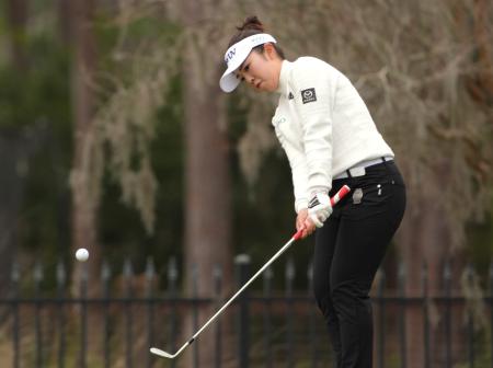 　第３ラウンド、１３番でアプローチショットを放つ山下美夢有。通算５アンダーで暫定６位＝レークノナ・クラブ（共同）