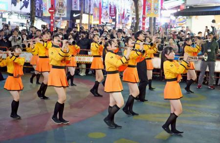 　マーチングを披露する京都橘高の生徒ら＝１８日、台北市（共同）