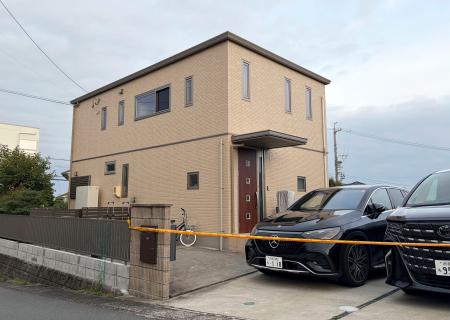 　親子３人の遺体が見つかった住宅＝７日午後、浜松市中央区