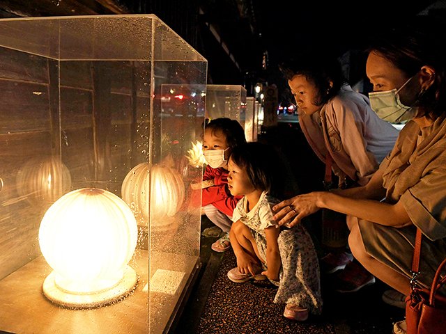優しい光を放つ美濃和紙のあかりアート作品＝１０日午後６時２３分、美濃市加治屋町