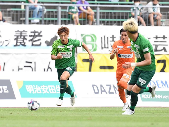 ＦＣ岐阜×宮崎＝後半、ドリブルで駆け上がる岐阜のＦＷ村田（左）＝長良川競技場