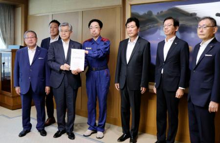 　熊本県の木村敬知事（右から４人目）に要望書を手渡す県内経済６団体の代表者ら＝２４日午前、熊本県庁