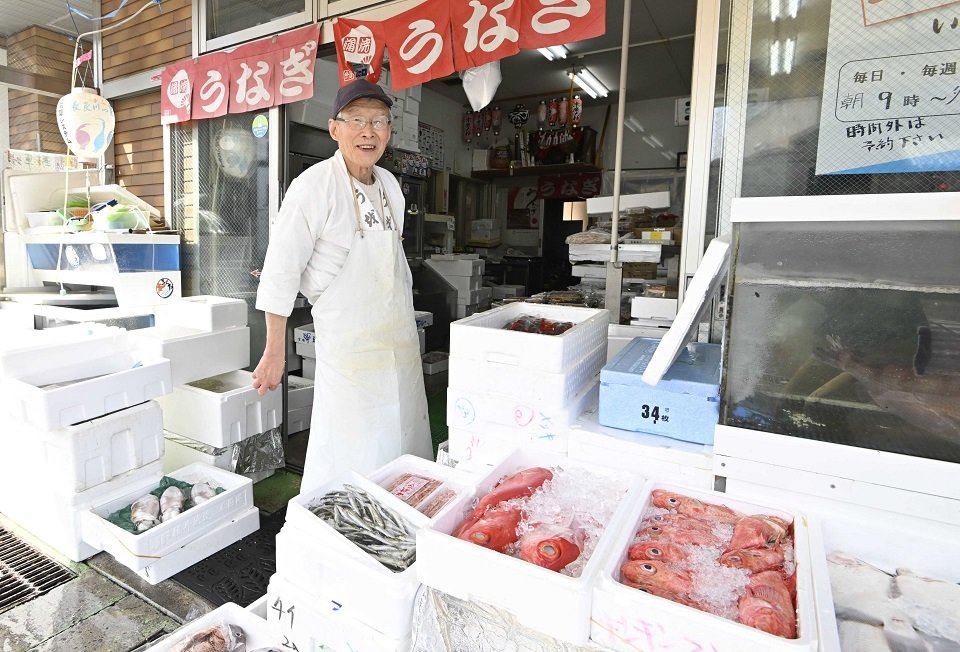 鮮魚店を６０年以上続ける広瀬邦明さん。８０歳の今も休み無く働く＝１１日、岐阜市真砂町、魚喜