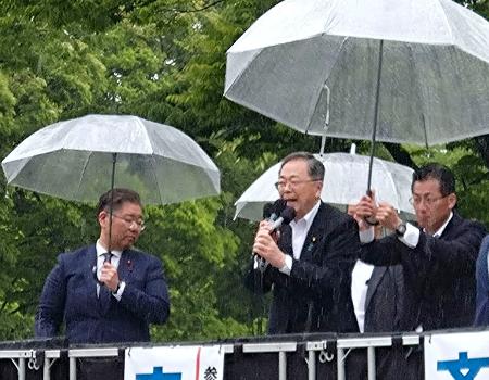 　街頭演説する公明党の斉藤代表（中央）＝６日、名古屋市中区