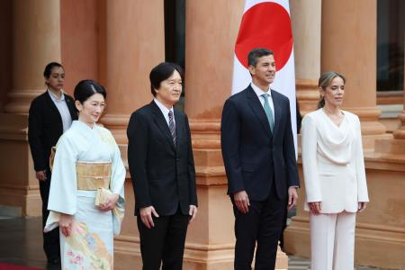 　パラグアイのペニャ大統領を表敬訪問された秋篠宮ご夫妻＝２０日、アスンシオンのロペス宮殿（代表撮影・共同）