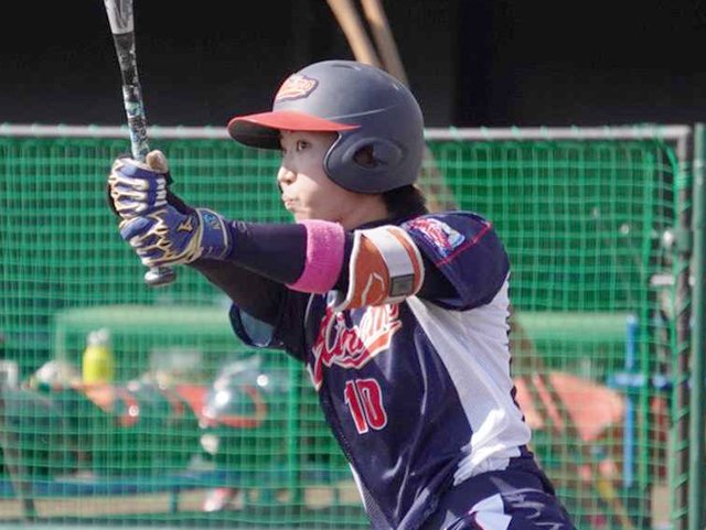 日本精工×大垣ミナモＳＣ＝５回裏大垣ミナモ２死一、二塁、先制の２点二塁打を放つ須藤＝山日ＹＢＳ球場　