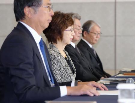 　プロ野球オーナー会議に臨むＤｅＮＡの南場智子オーナー（手前から２人目）ら＝１９日、東京都内（代表撮影）