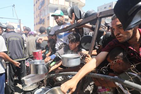 　ガザ北部ガザ市で、食料配給を待つ人々＝１９日（ゲッティ＝共同）