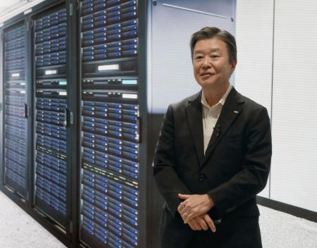 　ＡＩ向けサーバー事業への参入について記者会見するシャープの河村哲治社長＝１５日午前、東京都内
