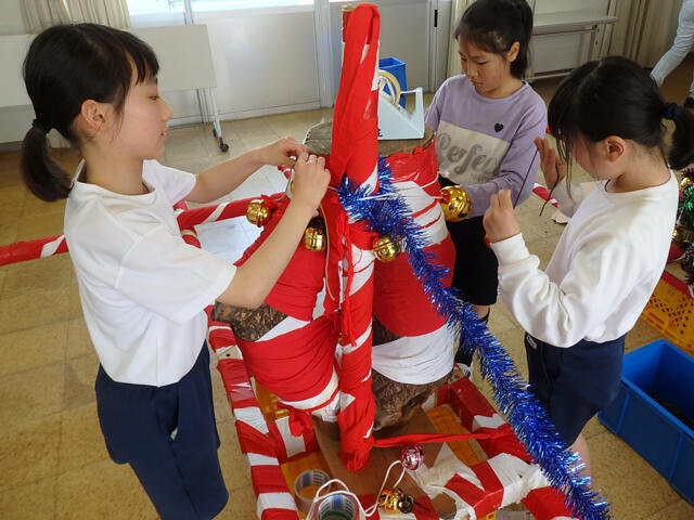 例大祭でかつぐみこしを製作する児童＝海津市海津町古中島、大江小学校