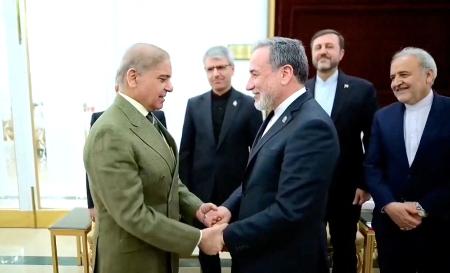 　パキスタン・イスラマバードで会談するシャリフ首相（左）とイランのアラグチ外相＝４月２５日公開（パキスタン首相府提供・ロイター＝共同）
