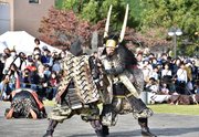 迫力ある戦いを繰り広げる合戦絵巻の参加者＝不破郡関ケ原町関ケ原、ふれあい広場