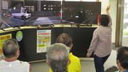 歩行者シミュレーターを体験する高齢者＝岐阜市日置江、日置江公民館