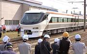 　ＪＲ東海が公開した特急「しなの」向け新型車両「３８５系」＝１２日午後、愛知県春日井市