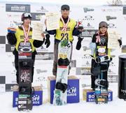 　表彰式でポーズをとる優勝した村瀬由徠（中央）、２位の鈴木萌々（左）、３位の森井姫明麗＝星野リゾートネコママウンテン