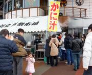 　大勢の人でにぎわう石川県七尾市の「能登食祭市場」＝２日午後