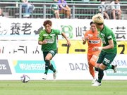 ＦＣ岐阜×宮崎＝後半、ドリブルで駆け上がる岐阜のＦＷ村田（左）＝長良川競技場