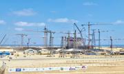 　原子炉圧力容器の設置作業が進むダバア原発の建設現場＝９日、エジプト北部ダバア（タス＝共同）
