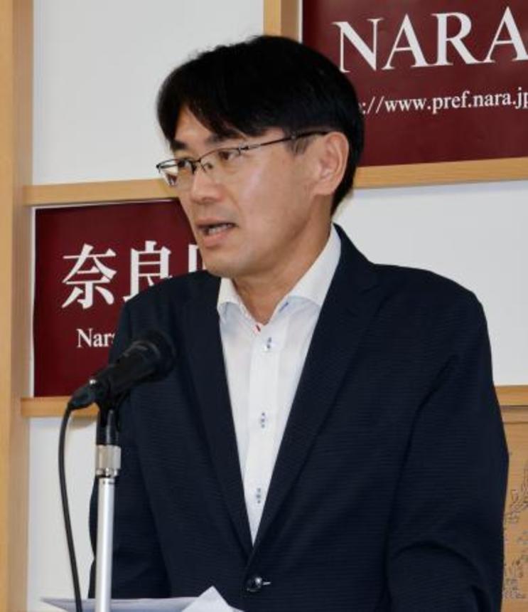 　奈良県庁で記者会見する山下真知事＝６日午後