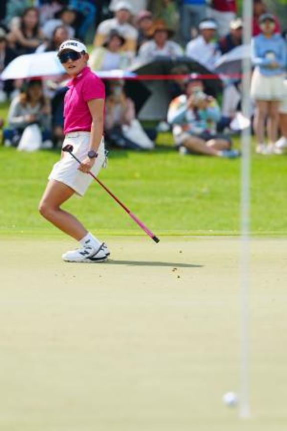 　最終ラウンド、１６番でバーディーパットを外した岩井千怜。通算２３アンダーで２位＝サイアムＣＣ（共同）