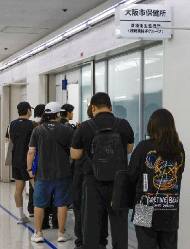 　「特区民泊」の受付会場に並ぶ人＝２９日午前、大阪市中央区
