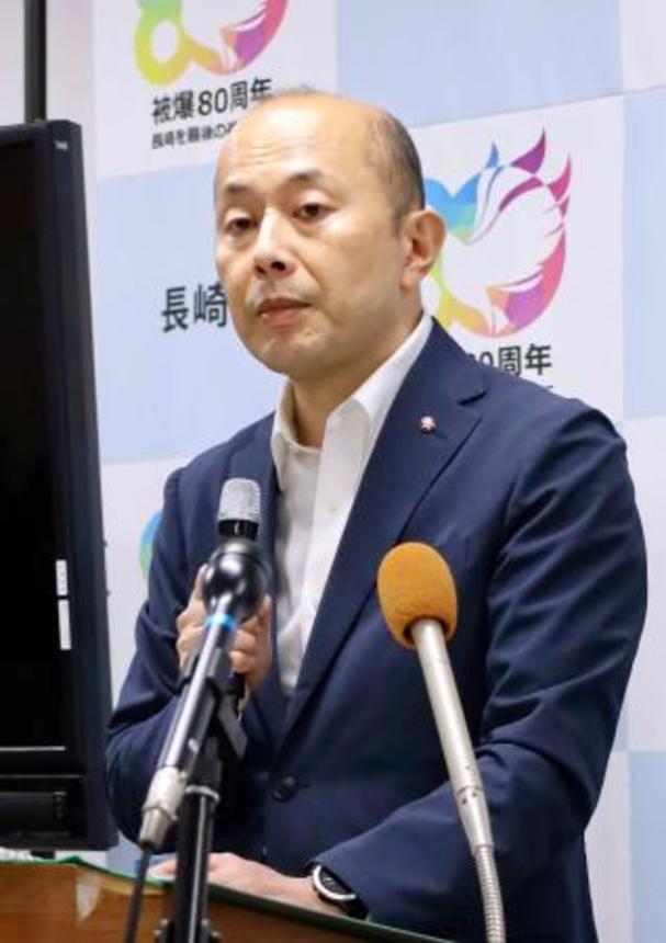 　記者会見する長崎市の鈴木史朗市長＝１５日午後、長崎市役所