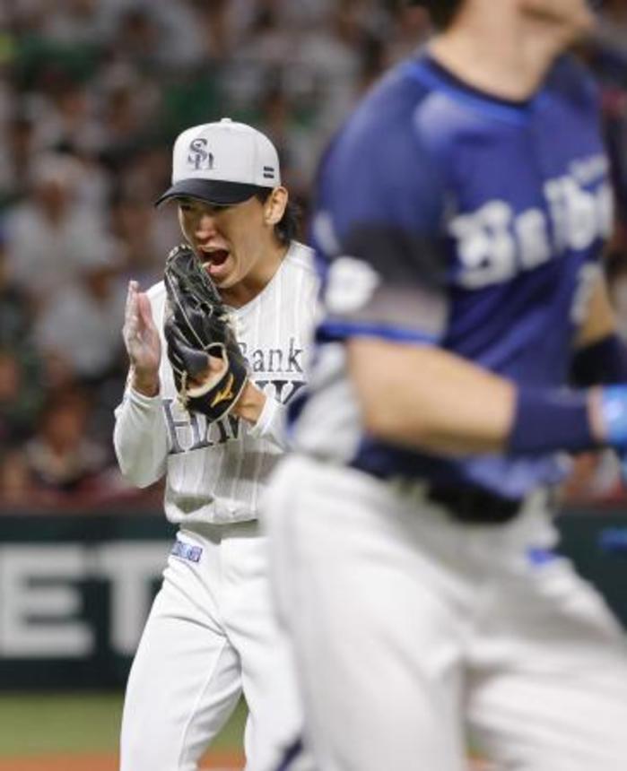　６回、西武・ネビン（手前）を三ゴロに仕留め、手を叩いて声を上げるソフトバンク・大津＝みずほペイペイドーム